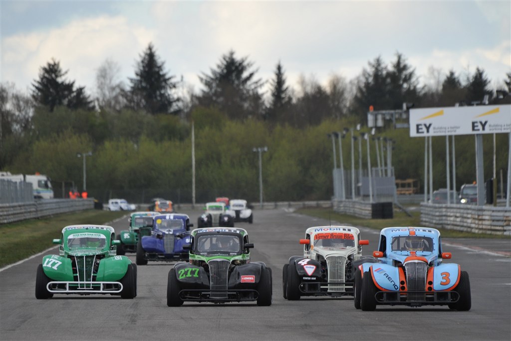 Tre eller fire biler side om side ned ad langsiden er ikke usædvanligt i OK Mobil 1 Legend Car Cuppen. Lørdag aften kommer kampen til at foregå i mørke.
(Foto: Morten Alstrup)